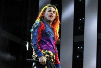 6ix9ine Flashes ‘$1 Million’ Jewelry & Stacks of Cash from House Balcony: Watch