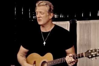 Josh Homme Performs a Queens of the Stone Age Song in His Bathroom: Watch