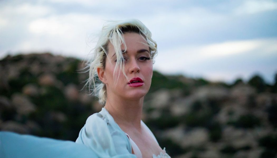 Katy Perry Debuts ‘Daisies’ on ‘American Idol’ Finale: Watch