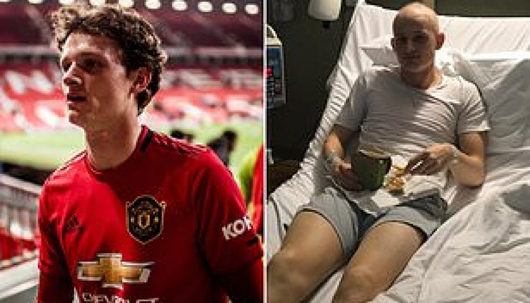 Manchester United confirm new contract for defender