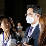 Court denies arrest warrant for Samsung heir