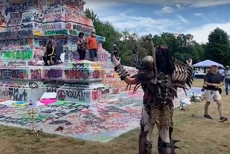 GWAR Drummer Visits Defaced Robert E. Lee Statue, Exclaims “F**k That Guy”: Watch