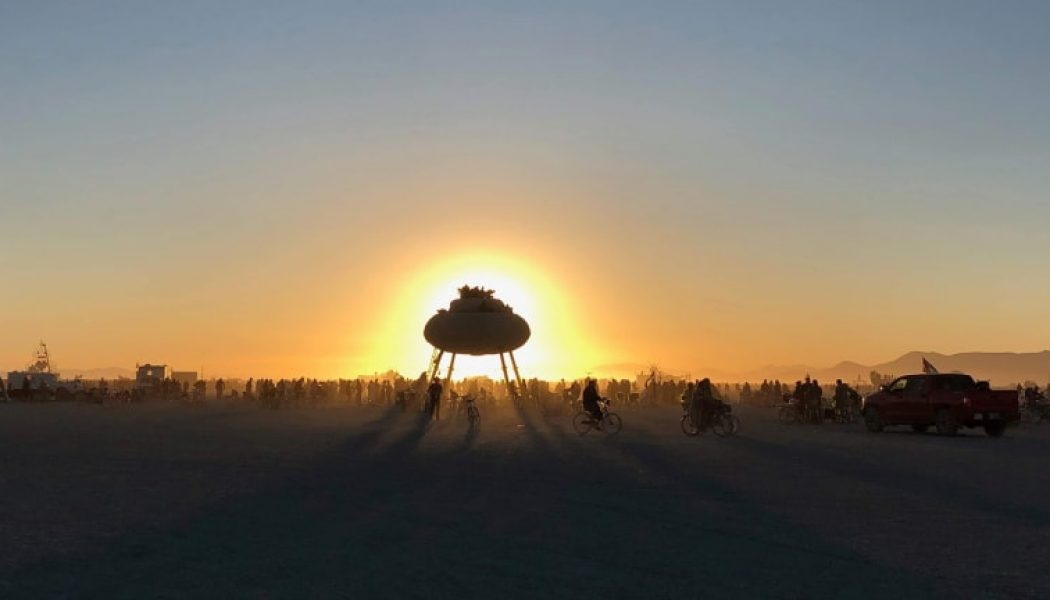 Introducing The Fluffy Cloud, the UFO-Like 360° Immersive Stage That is Reinventing Live Performances