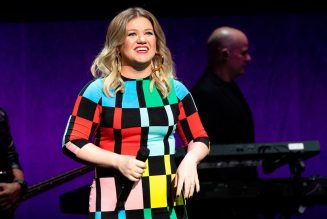 Kelly Clarkson Crushed a Beautiful Version of This TLC Classic in Her Latest Kellyoke: Watch