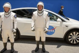 Vergecast: SpaceX’s first crew in space and Facebook’s ongoing moderation controversy 