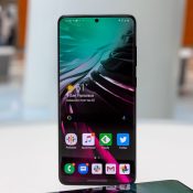 Google reportedly negotiating with Samsung to push Assistant over Bixby