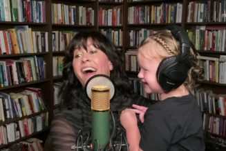 Alanis Morissette and Her Adorable Daughter Perform “Ablaze” On Fallon: Watch