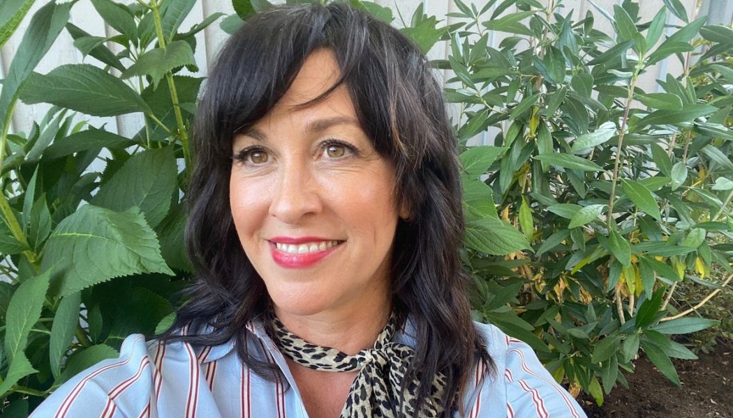 Alanis Morissette Reimagines “You Oughta Know”, “Reasons I Drink” for Spotify Singles: Stream