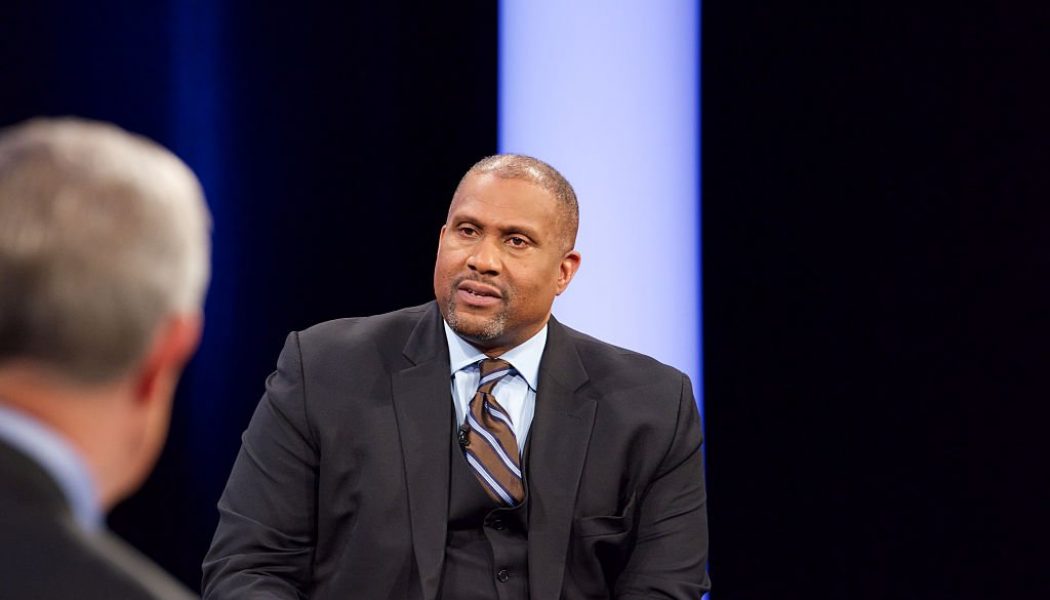 Barack Obama Hater Tavis Smiley Ordered To Pay PBS $2.6M For Being A Creep, Allegedly