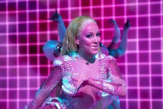 Doja Cat Blasts Off To Planet Hot Pink In Debut VMA Performance