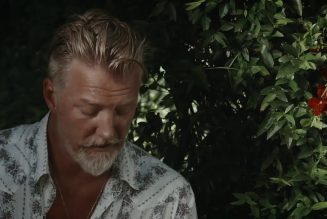 Josh Homme Performs Solo Version of Them Crooked Vultures’ “Spinning in Daffodils”: Watch