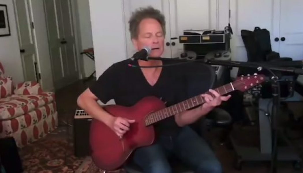 Lindsey Buckingham Sings Live for First Time Since Open Heart Surgery: Watch