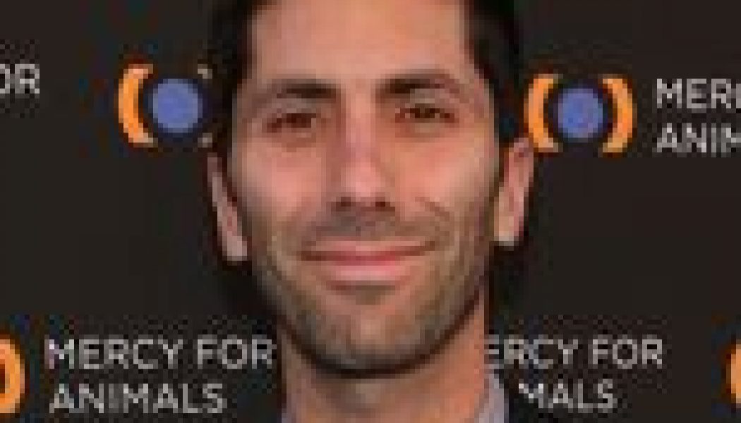 Nev Schulman Surprises Pregnant Waitress With An Unforgettable Tip