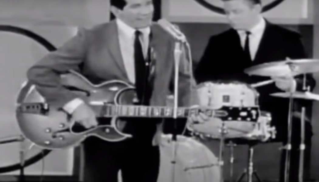 Trini Lopez, ‘If I Had a Hammer’ and ‘Lemon Tree’ Singer, Dies of COVID-19 at 83