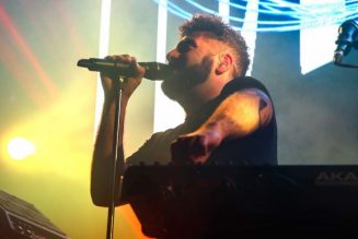 Watch Elderbrook’s Haunting Live Cover of Drake’s “Toosie Slide”