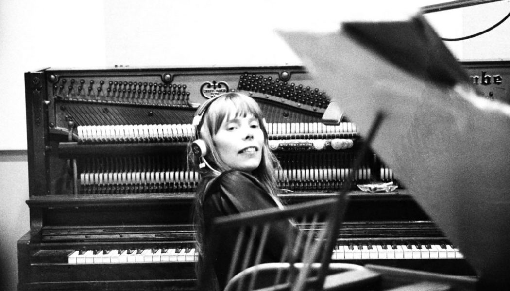 Joni Mitchell Launches Archives Series, Shares Acoustic Version of ‘House of the Rising Sun’