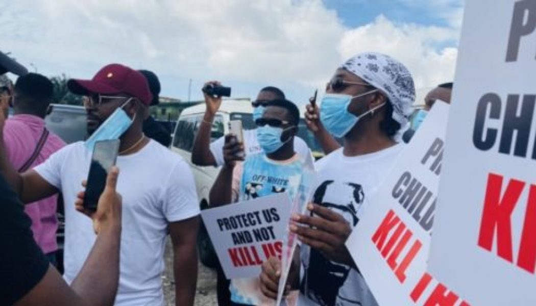 Falz and Runtown lead End Sars protest in Lagos