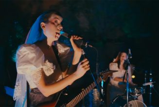 Haim Get in the Halloween Spirit With Robert Pattinson for ‘3 AM’ Performance on Seth Meyers