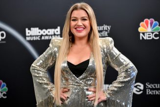 Kelly Clarkson Hilariously Recalls Signing an Autograph As Carrie Underwood: Watch