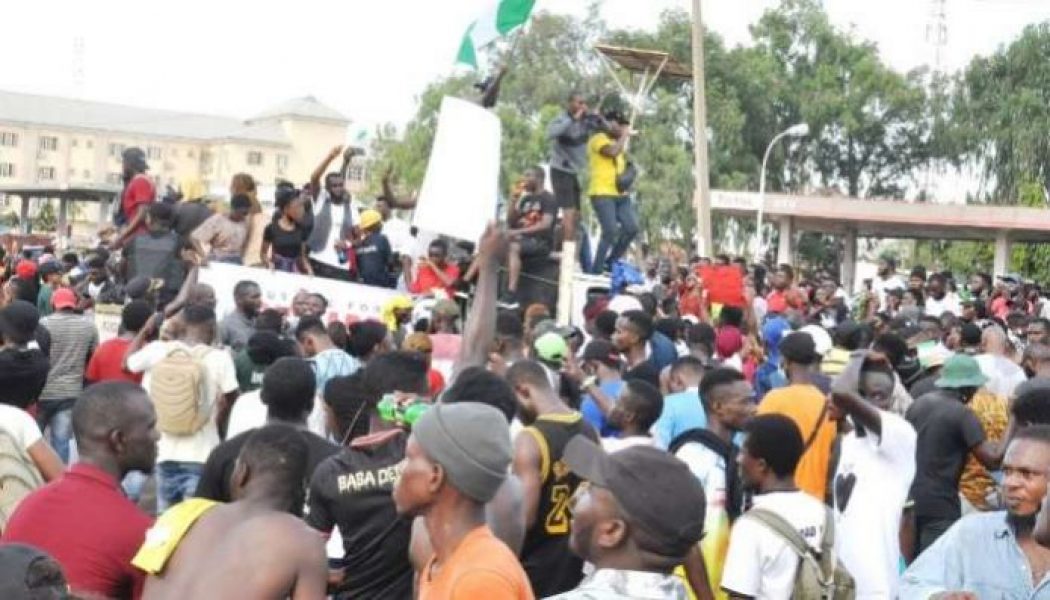 Lagos curfew: #EndSARS protesters agree to stop road blockage