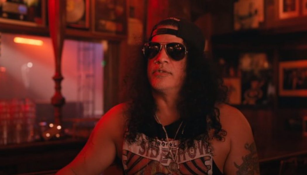 SLASH Looks Back On GUNS N’ ROSES’ First 2016 Reunion Show: ‘It’s Hard To Really Put It Into Words What That Felt Like’