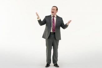 Apple brings back the PC guy to boast about M1 performance