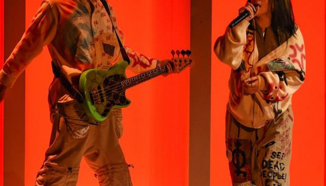 Billie Eilish Performs “Therefore I Am” for First Time at 2020 American Music Awards: Watch