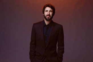 Josh Groban Brings a Christmas Vibe to ‘The Tonight Show’ With ‘World We Knew’: Watch