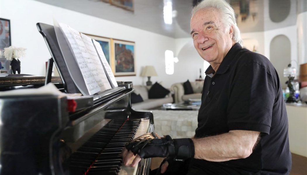 These New Bionic Gloves Help Impaired Pianists Regain Mobility to Play