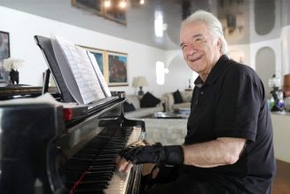 These New Bionic Gloves Help Impaired Pianists Regain Mobility to Play