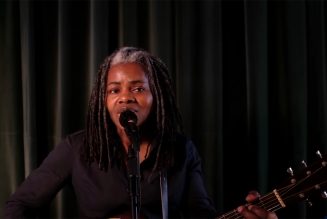 Tracy Chapman Gives Rare Performance of ‘Talkin’ ‘Bout a Revolution’ on Late Night