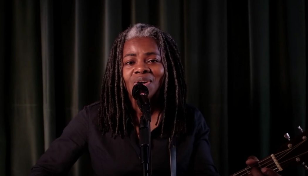 Tracy Chapman Makes Rare TV Appearance to Perform “Talkin’ Bout a Revolution” on Seth Meyers: Watch