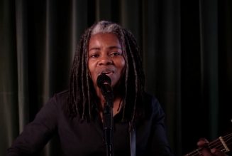 Tracy Chapman Makes Rare TV Appearance to Perform “Talkin’ Bout a Revolution” on Seth Meyers: Watch