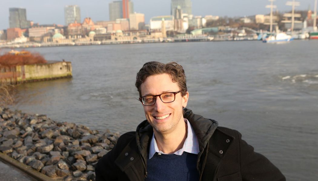 Verizon goes 180 on HuffPost, sells it to BuzzFeed