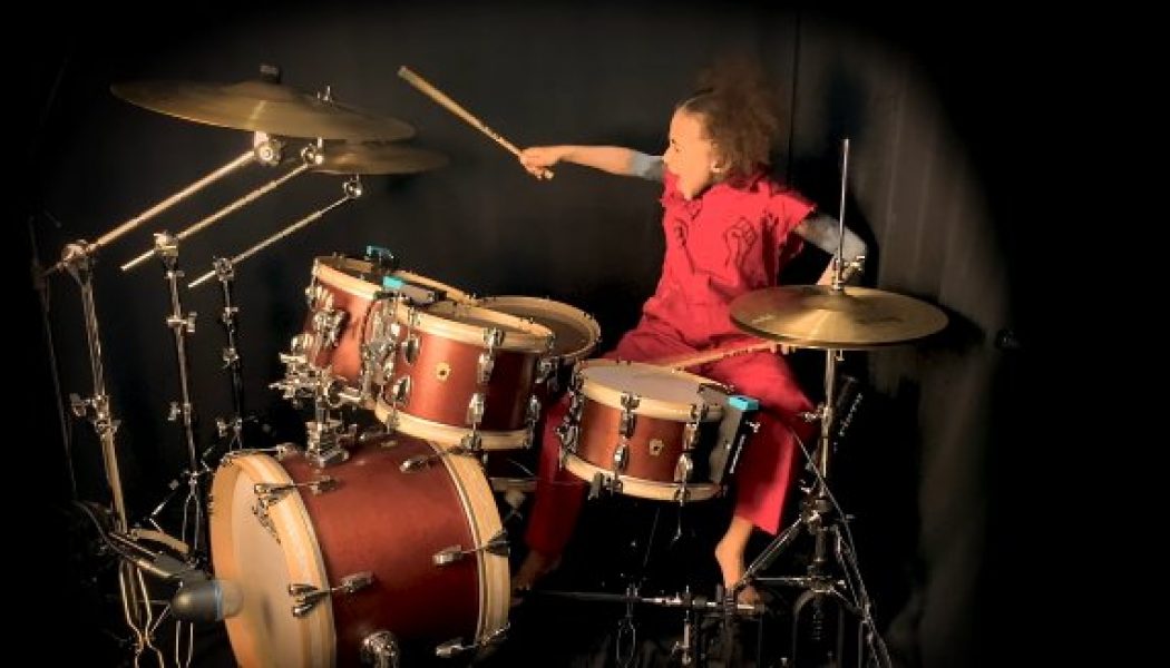 10-Year-Old Music Prodigy NANDI BUSHELL Plays SLIPKNOT’s ‘Unsainted’ (Video)