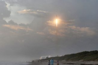 FCC awards SpaceX $886 million for satellite internet network