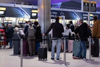 US requires negative coronavirus test from UK travelers