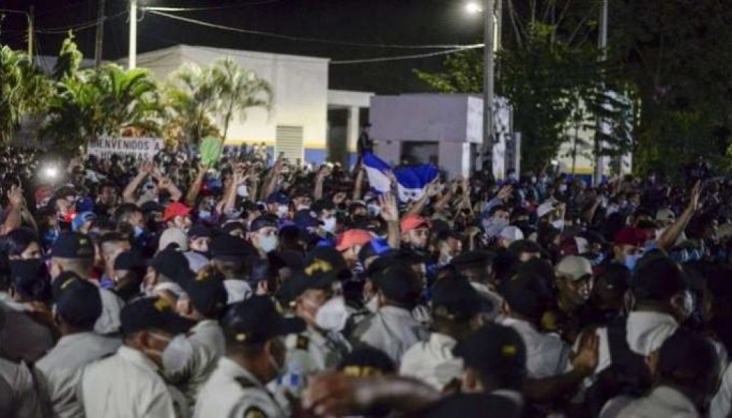 Thousands of US-bound Honduran migrants cross border into Guatemala