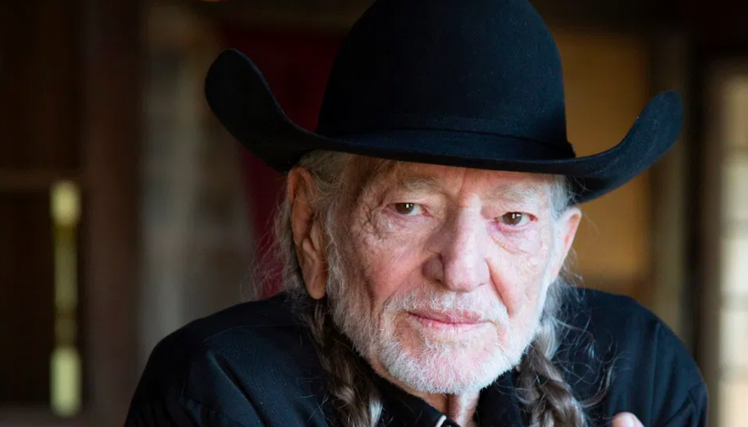 Willie Nelson Shares Cover of Frank Sinatra’s “That’s Life”: Stream
