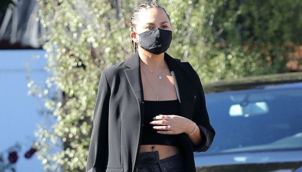 Chrissy Teigen Wore the “Weird” Jeans Fashion Girls Can’t Stop Buying