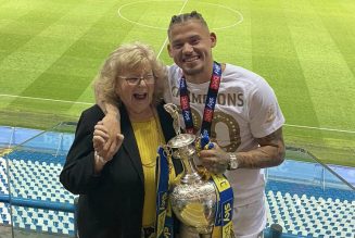 Photo: Leeds players and Bielsa send emotional tribute to Kalvin Phillips’ grandmother