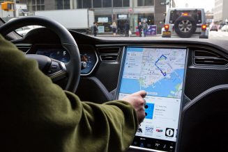 Tesla agrees to recall cars with failing displays