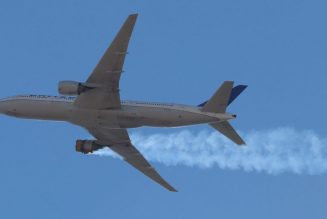 United Airlines flight safely lands after dramatic engine failure caught on camera