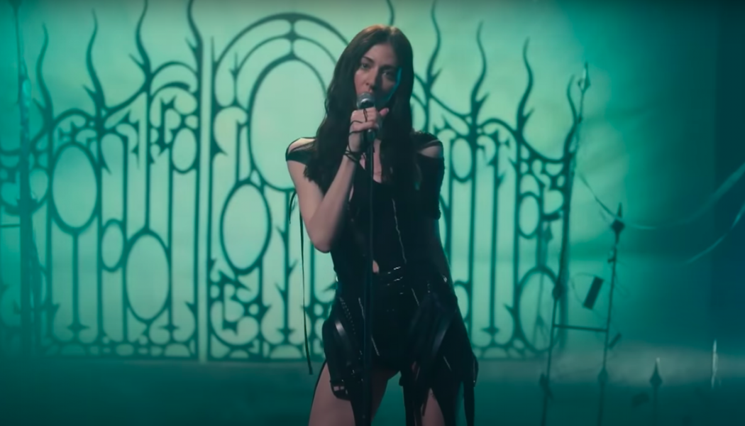 Caroline Polachek Covers The Corrs’ “Breathless” on Corden: Watch