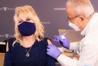 Dolly Parton Receives COVID-19 Vaccine That She Helped Fund