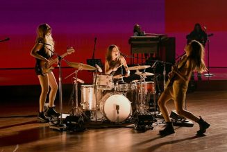 HAIM Shine on Grammy Stage With Performance of ‘The Steps’