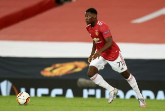 Manchester United hand youngster new contract