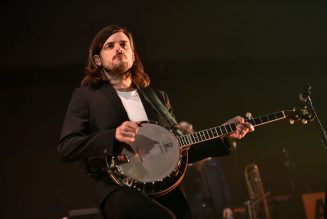 Mumford & Sons Banjo Player Praises Right-Wing Agitator Andy Ngo’s ‘Important’ Book