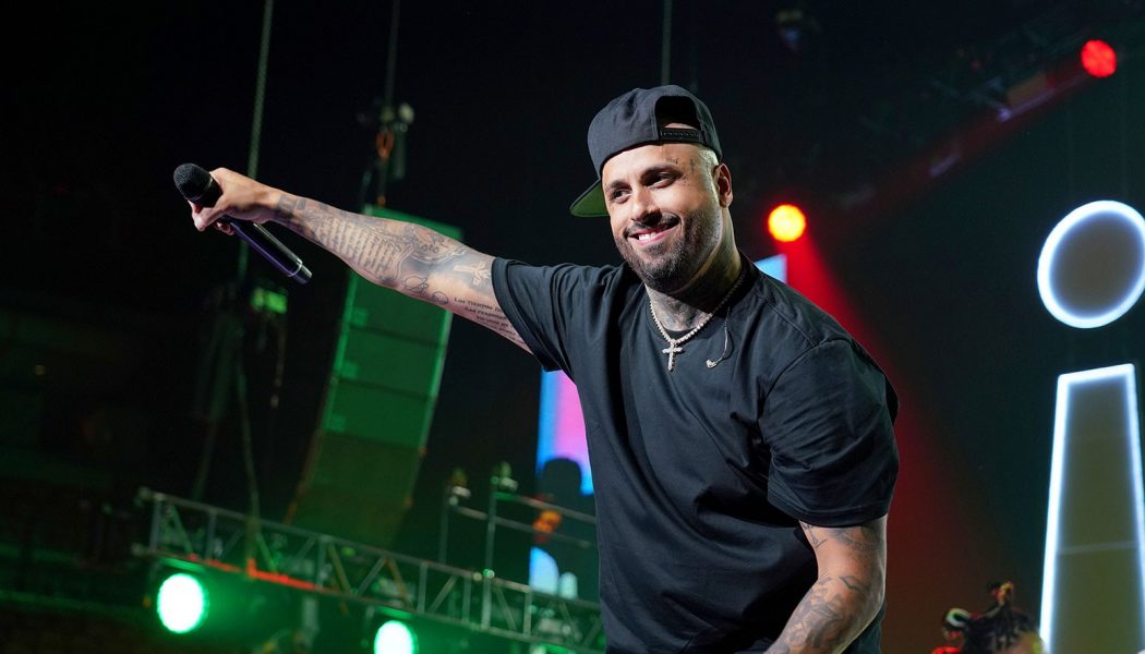 Nicky Jam and Romeo Santos Give Glowing Performance of ‘Fan de Tus Fotos’ on ‘Fallon’: Watch