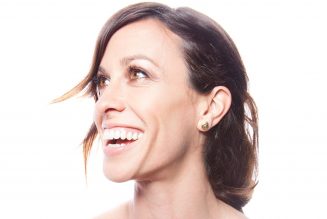 Alanis Morissette Rocks Blonde Hair for Late-Night Performance of ‘I Miss the Band’: Watch